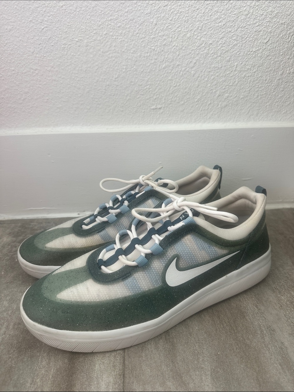 Nike Men’s Green and White Low-Profile Sneakers